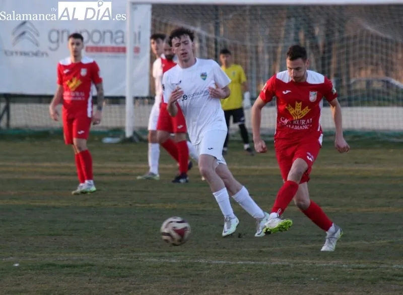 Foto 8 - Excesivo castigo para el Alba de Tormes CF ante el Navega (0-4)