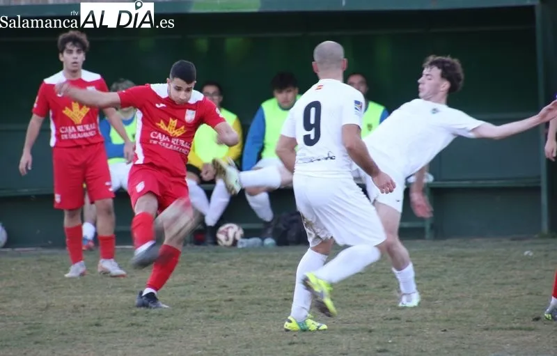 Foto 5 - Excesivo castigo para el Alba de Tormes CF ante el Navega (0-4)