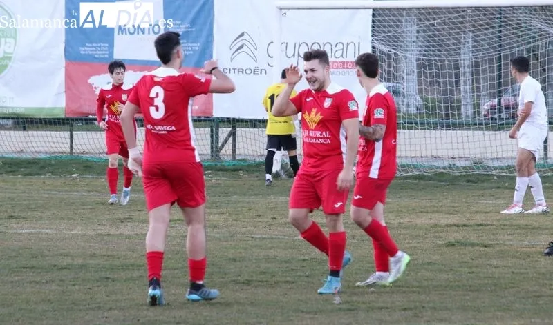 Foto 2 - Excesivo castigo para el Alba de Tormes CF ante el Navega (0-4)