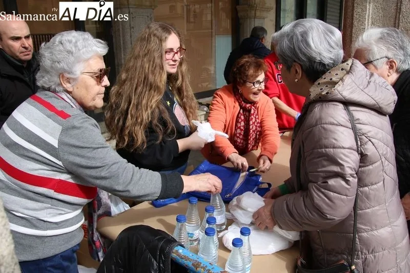 Foto 6 - 1000 bocadillos solidarios en una irreconocible y desangelada &lsquo;Operaci&oacute;n Bocata&rsquo;