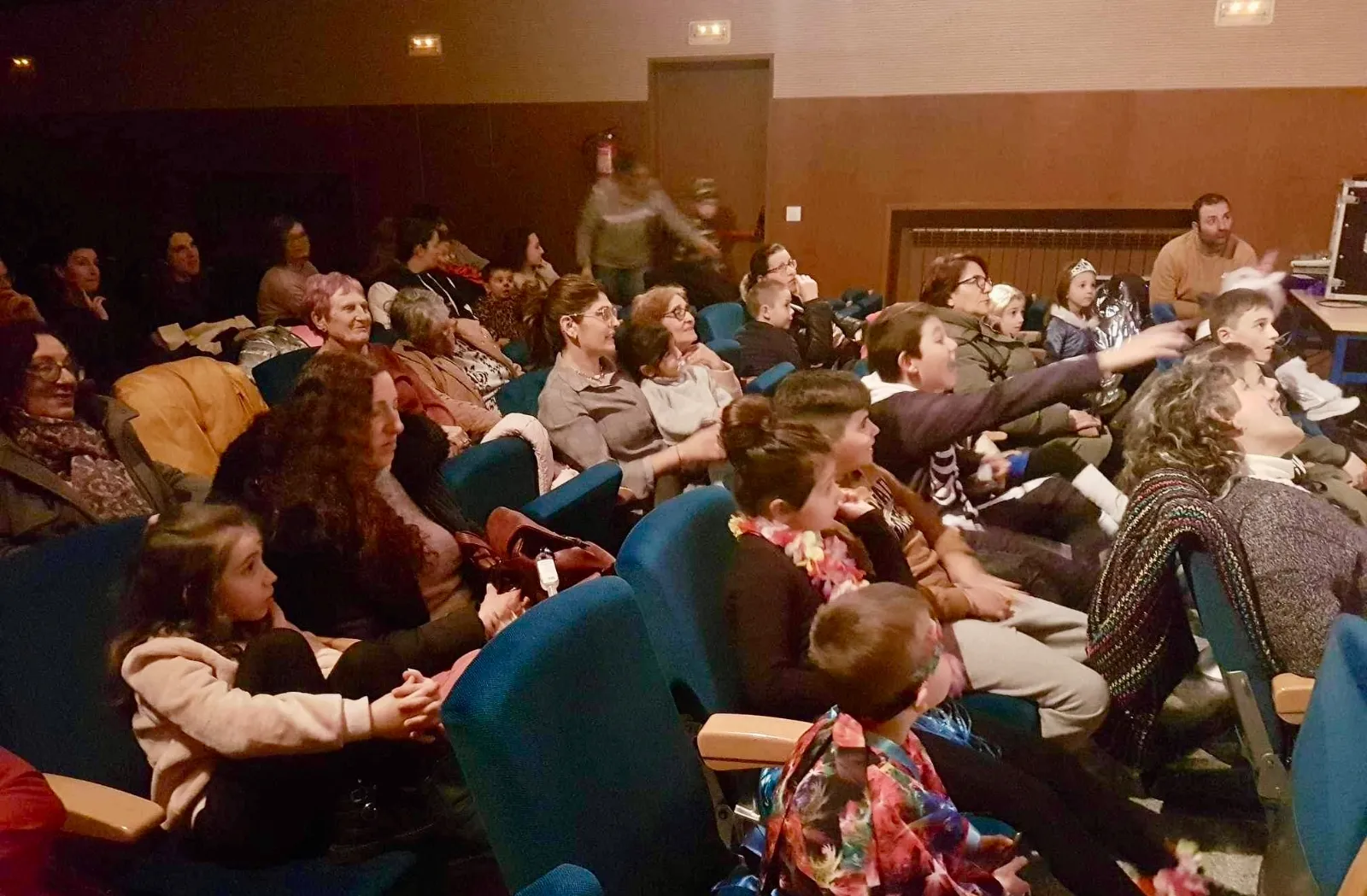 Cuentacuentos y chocolatada protagonizan el martes de carnaval en Macotera. Fotos José Guerras