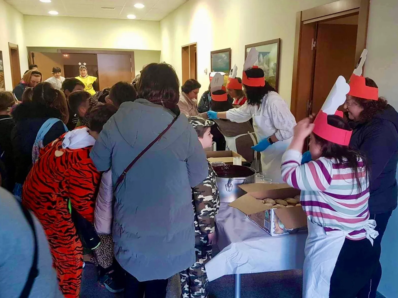 Cuentacuentos y chocolatada protagonizan el martes de carnaval en Macotera. Fotos José Guerras