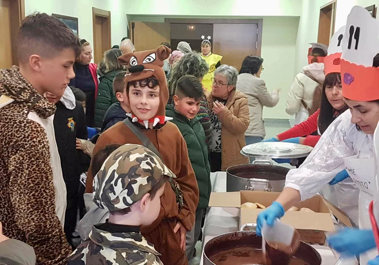 Cuentacuentos y chocolatada protagonizan el martes de carnaval en Macotera. Fotos José Guerras