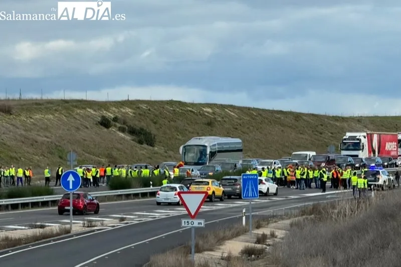 Los agricultores cortan de nuevo la A-50 en Peñaranda