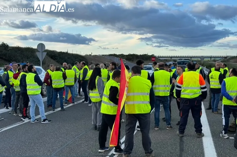 Los agricultores cortan de nuevo la A-50 en Peñaranda