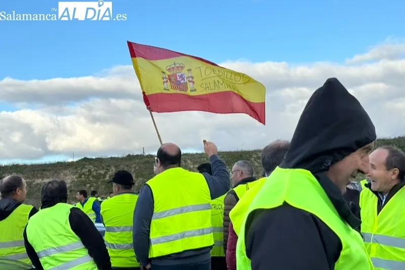 Los agricultores cortan de nuevo la A-50 en Peñaranda