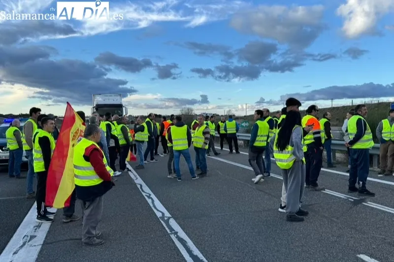 Los agricultores cortan de nuevo la A-50 en Peñaranda