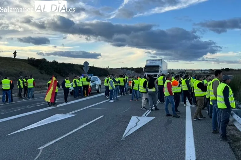 Los agricultores cortan de nuevo la A-50 en Peñaranda