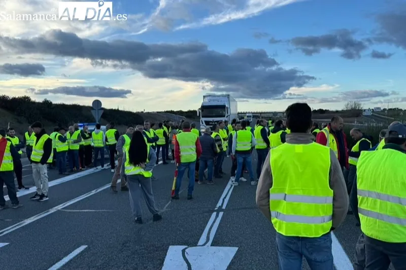 Los agricultores cortan de nuevo la A-50 en Peñaranda