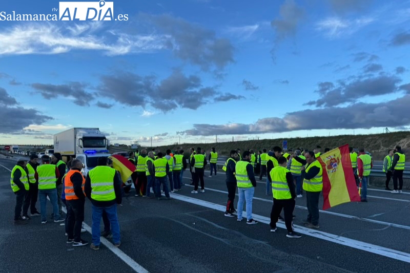La autovía A-50 en Peñaranda, cortada en una nueva y masiva protesta de los agricultores