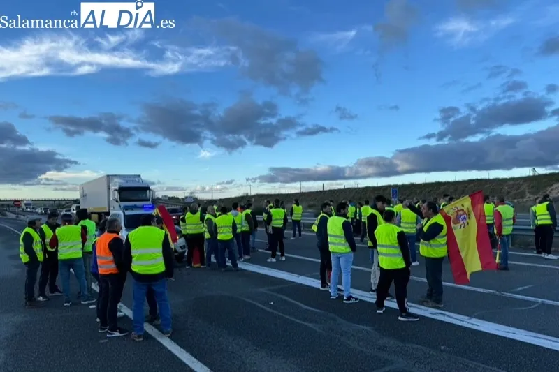 Los agricultores cortan de nuevo la A-50 en Peñaranda