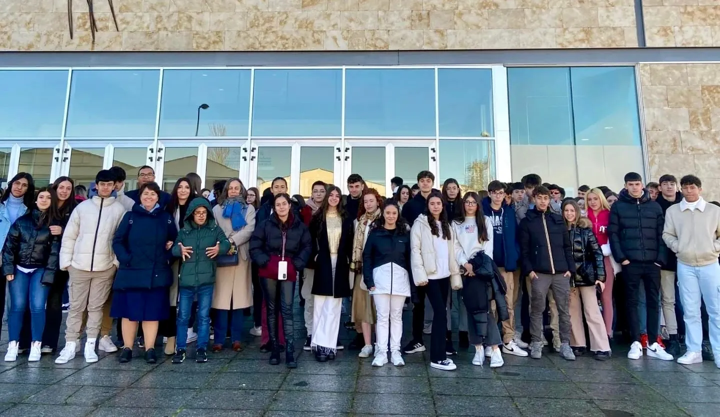 La reina Letizia protagonizaba encuentros con escolares y equipo del colegio La Encarnación