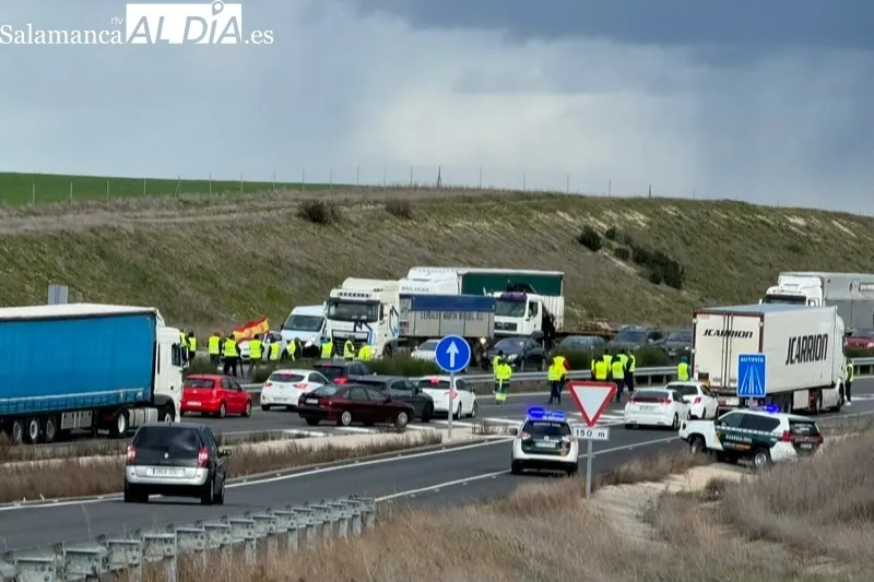 Agricultores de la comarca volvían a cortar la A-50 este viernes