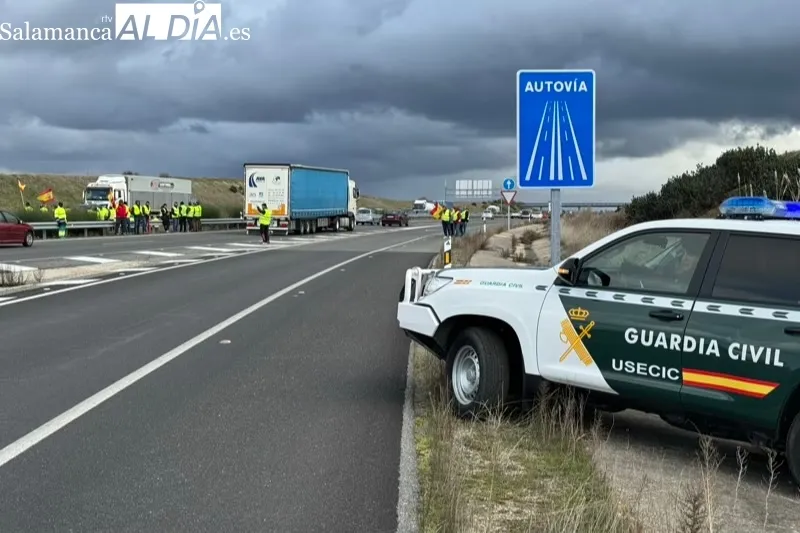Agricultores de la comarca volvían a cortar la A-50 este viernes
