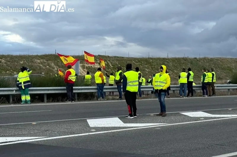 Agricultores de la comarca volvían a cortar la A-50 este viernes