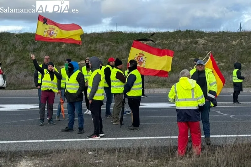 Agricultores de la comarca volvían a cortar la A-50 este viernes