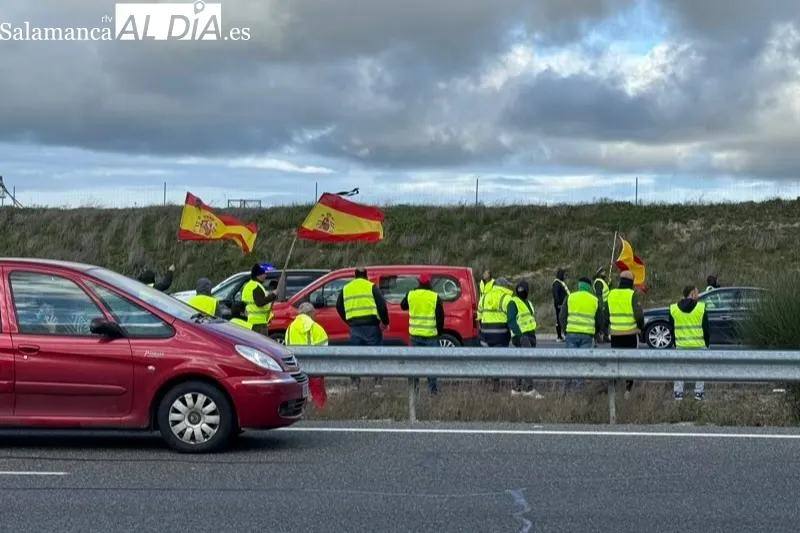 Agricultores de la comarca volvían a cortar la A-50 este viernes