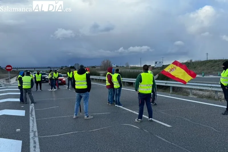 Agricultores de la comarca volvían a cortar la A-50 este viernes