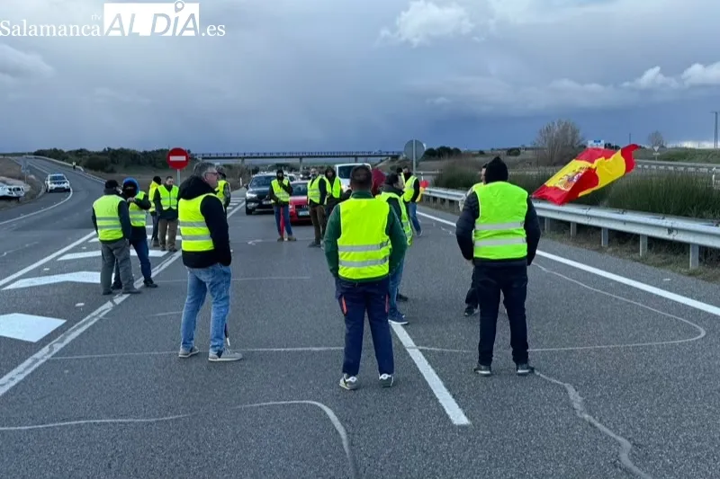 Agricultores de la comarca volvían a cortar la A-50 este viernes