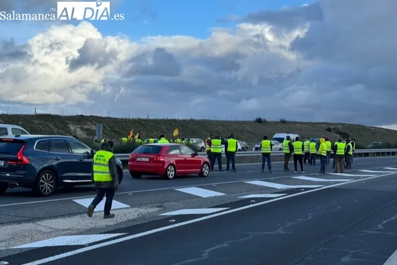 Agricultores de la comarca volvían a cortar la A-50 este viernes