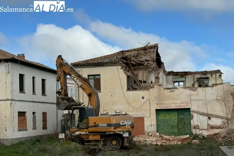 Demolición del antiguo inmueble en el Paseo de la Estación de Peñaranda