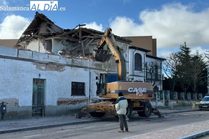 Demolición del antiguo inmueble en el Paseo de la Estación de Peñaranda