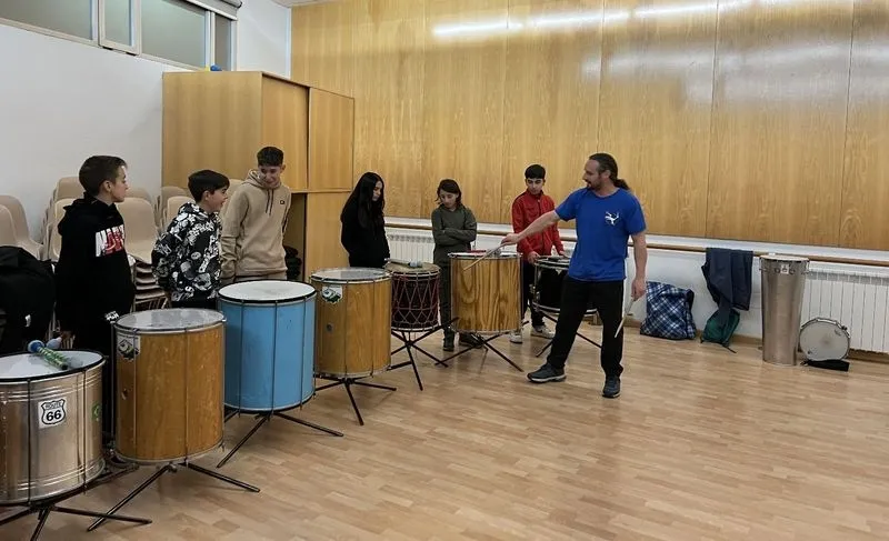 Foto 10 - El taller de percusi&oacute;n de Cibercarba marca el ritmo para iniciar el Carnaval en Carbajosa de la Sagrada
