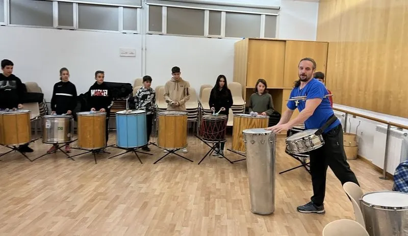 Foto 7 - El taller de percusi&oacute;n de Cibercarba marca el ritmo para iniciar el Carnaval en Carbajosa de la Sagrada