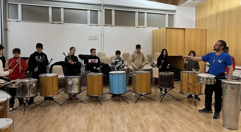 Foto 6 - El taller de percusi&oacute;n de Cibercarba marca el ritmo para iniciar el Carnaval en Carbajosa de la Sagrada