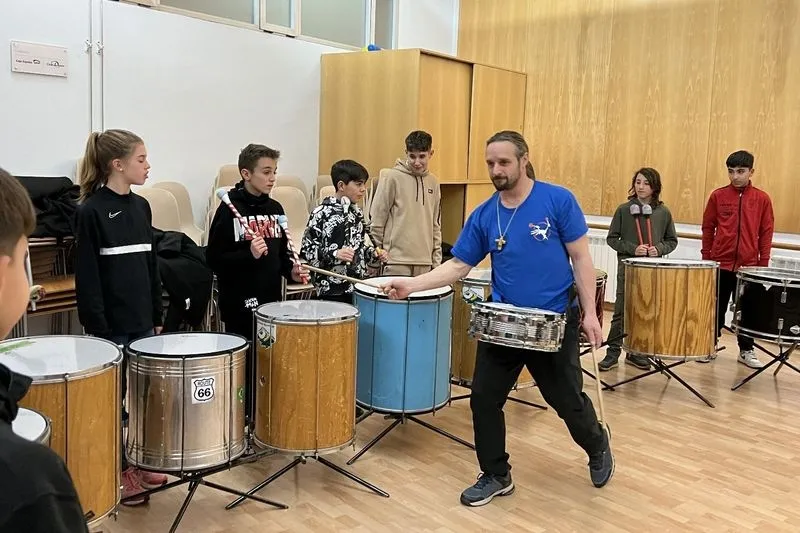 Foto 3 - El taller de percusi&oacute;n de Cibercarba marca el ritmo para iniciar el Carnaval en Carbajosa de la Sagrada