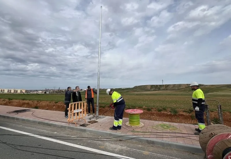 Instalación del alumbrado público en el Camino de Valdehigal.