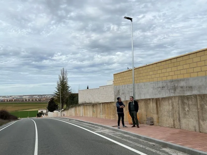 Instalación del alumbrado público en el Camino de Valdehigal.