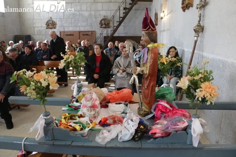 Los vecinos de Peralejos de Abajo no faltaron a su cita con San Blas, Patrón de la localidad / CORRAL