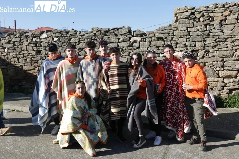 Tradicional rotura de cántaras por los quintos 2024 de Vitigudino / CORRAL