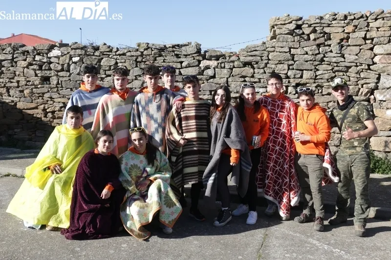 Tradicional rotura de cántaras por los quintos 2024 de Vitigudino / CORRAL