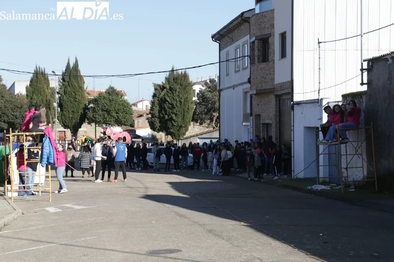Tradicional rotura de cántaras por los quintos 2024 de Vitigudino / CORRAL