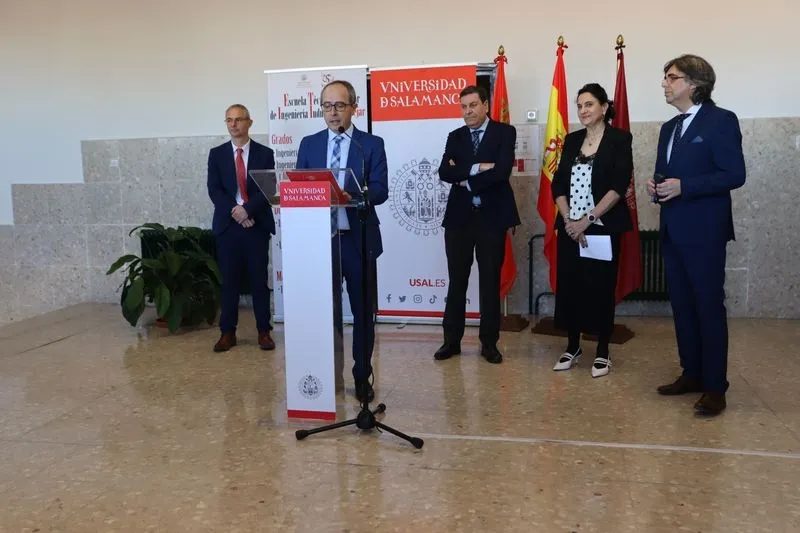 Foto 2 - B&eacute;jar estrena laboratorios de la Escuela de Ingenier&iacute;a Industrial de la USAL