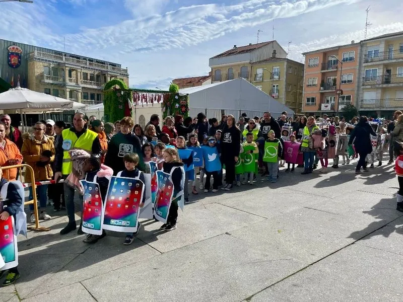 Foto 2 - Desfile escolar con charanga y serpentina para despedir el Carnaval en Guijuelo