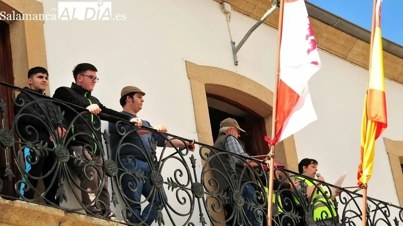 Foto 5 - Los ganaderos y agricultores del Abadengo se unen en una larga tractorada en Lumbrales