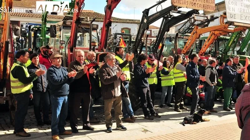 Foto 3 - Los ganaderos y agricultores del Abadengo se unen en una larga tractorada en Lumbrales