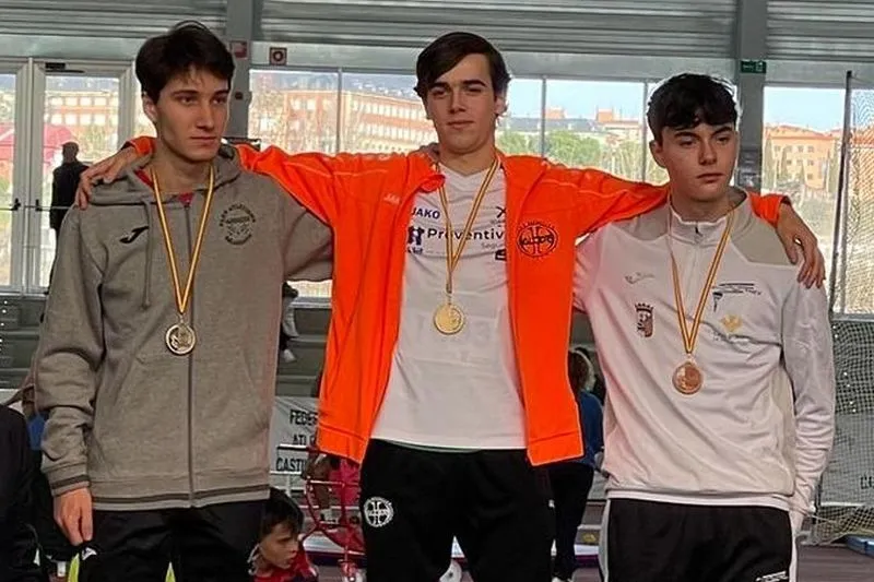Diego Ruiz García lograba el oro en el Provincial de atletismo, tanto en 60 como en 400 metros lisos