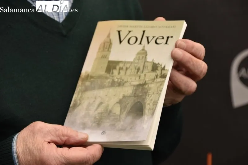 Javier Martín Lázaro, 'Jotamar', en la sede de SALAMANCA AL DÍA con su nuevo poemario, 'Volver'. Foto de Vanesa Martins