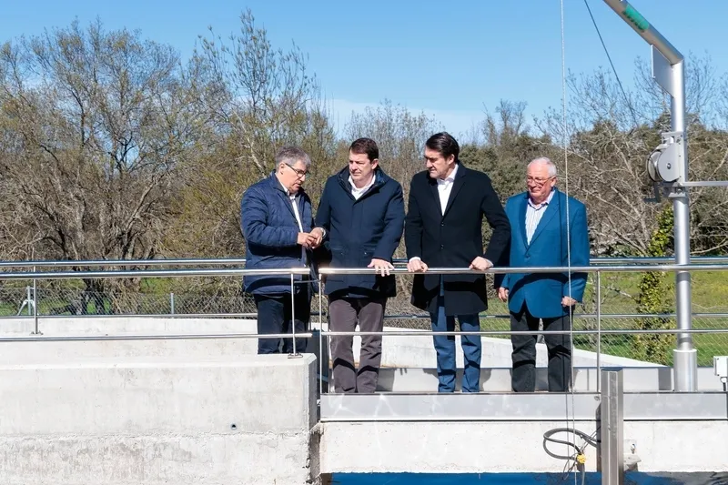 Visita de Alfonso Fernández Mañueco a la obra finalizada de la estación depuradora de aguas residuales de Ledrada.