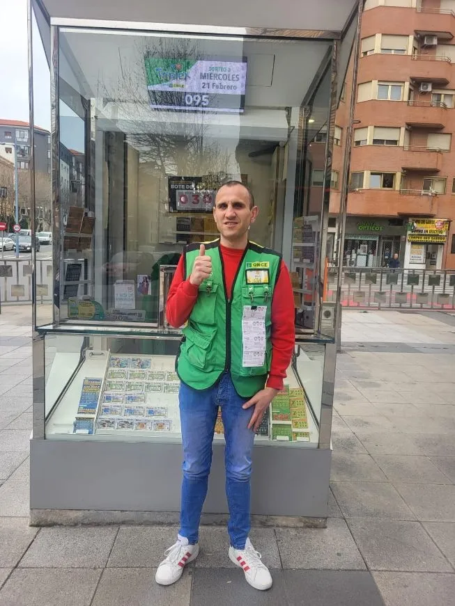 Raúl Alonso Sandoval, en el punto de venta situado en Federico Anaya