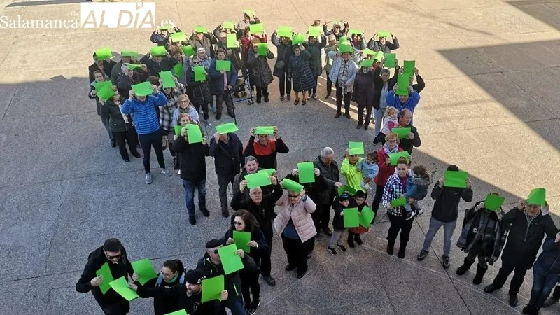 Foto 6 - Los vecinos del Abadengo se unen en un gran 'lazo humano' contra el c&aacute;ncer