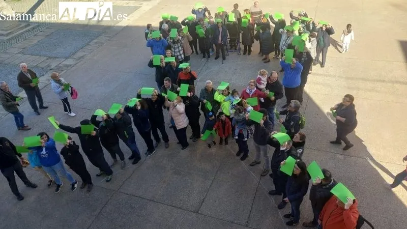 Foto 5 - Los vecinos del Abadengo se unen en un gran 'lazo humano' contra el c&aacute;ncer