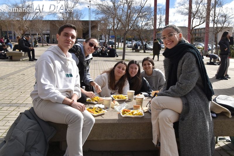 Paella solidaria de las fiestas del Codex en el Campus Unamuno. Foto de Vanesa Martins