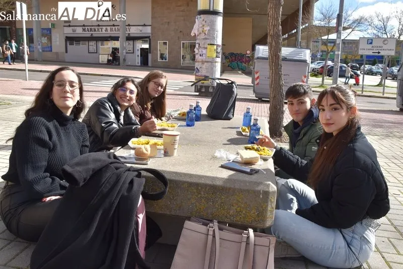 Paella solidaria de las fiestas del Codex en el Campus Unamuno. Foto de Vanesa Martins