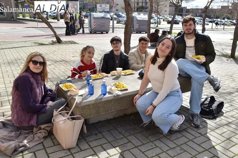 Paella solidaria de las fiestas del Codex en el Campus Unamuno. Foto de Vanesa Martins