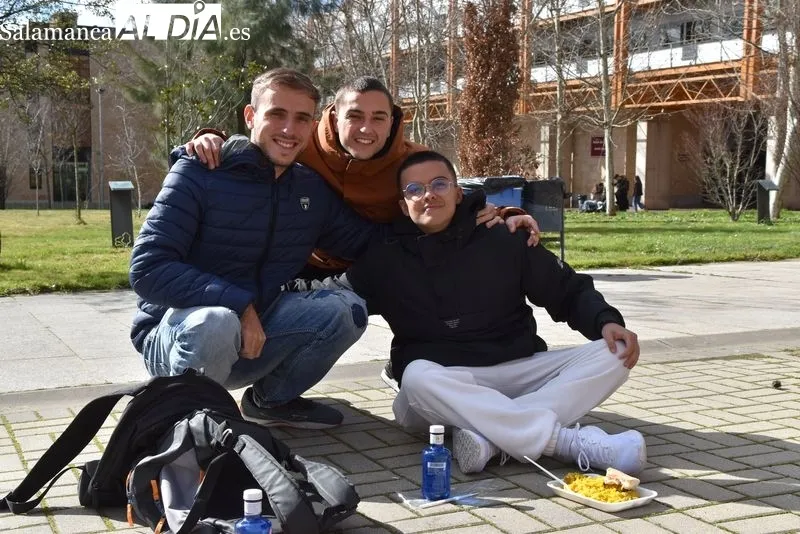 Paella solidaria de las fiestas del Codex en el Campus Unamuno. Foto de Vanesa Martins